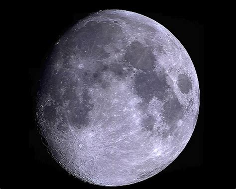 La gravedad de la Tierra está  encogiendo  la luna
