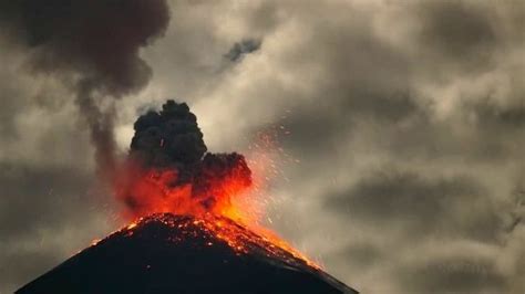La impresionante erupción del volcán  Reventador  en ...