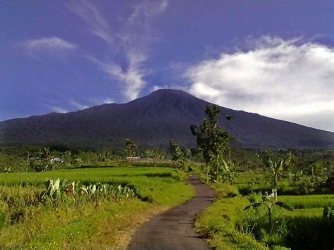 La inminente erupción del volcán Agung obliga a evacuar a ...