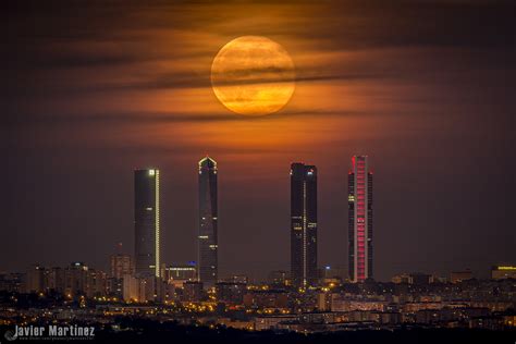 La Luna y las Cuatro Torres  Madrid, España  – El Universo Hoy