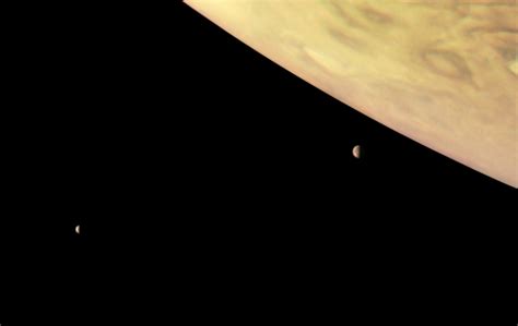 La nave Juno capta Io y Europa desde la órbita de Júpiter