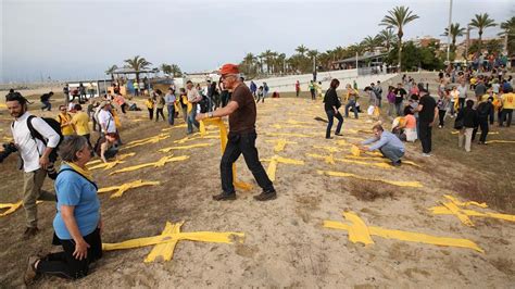 La plantada de creus a la platja de Mataró es fa amb ...