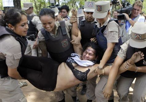 La Policía paraguaya desaloja a decenas de familias ...