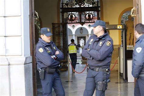 La Policía registra el Ayuntamiento de Granada en una ...