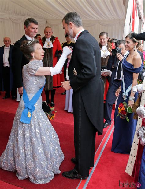 La Princesa Ana hace la reverencia al Rey Felipe frente a ...