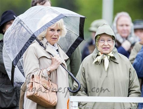 La reina de Inglaterra y Camilla… estilo bajo la lluvia