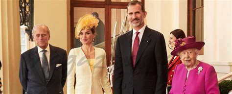La reina Letizia elige el amarillo para su primer look en ...