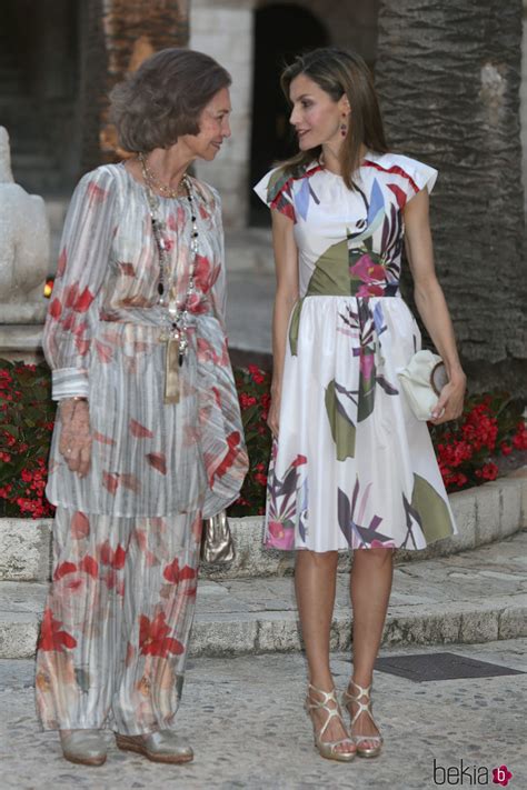 La Reina Sofía y la Reina Letizia hablando durante la ...