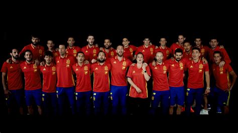 La Roja Baila  Himno Oficial de la Selección Española ...