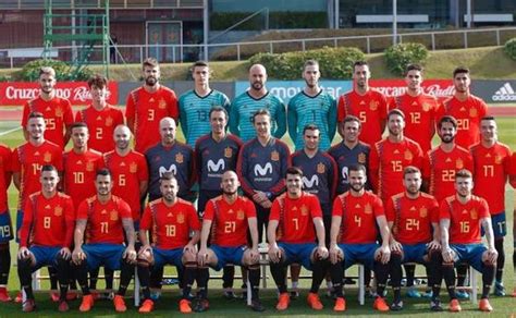 La selección española posa con la nueva camiseta y reduce ...