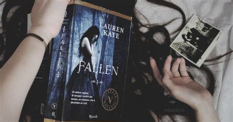 La tua foto con il libro di Fallen nei materiali ...