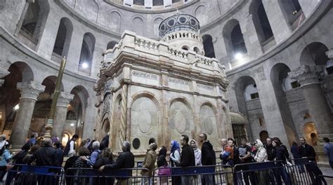 La tumba de Jesucristo restaurada luce en iglesia del ...