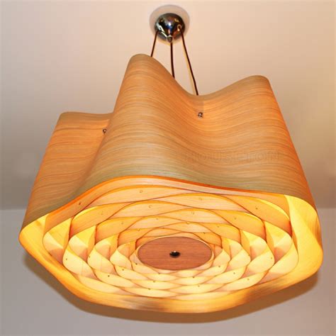 Lámparas de madera colgantes para los interiores