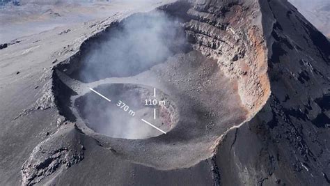 Las erupciones recientes crean un nuevo cráter en el ...
