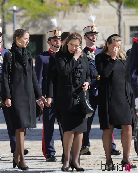 Las hijas del Duque de Calabria llorando en su funeral ...