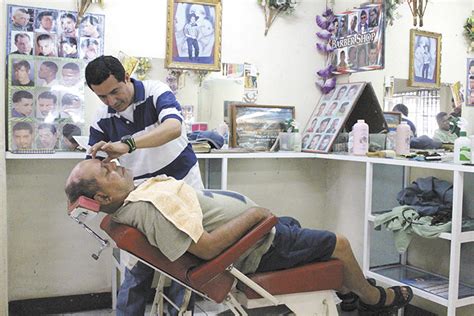 Las populares barberías de Monseñor Lezcano   La Prensa