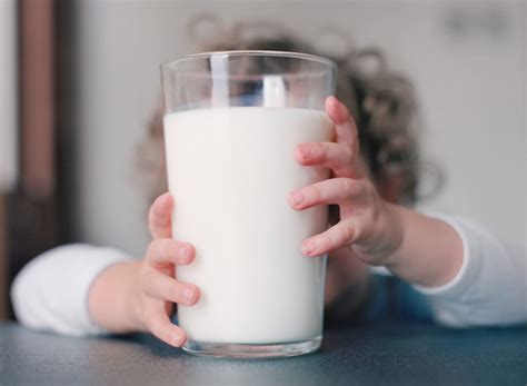 Las ventajas y los inconvenientes de tomar leche