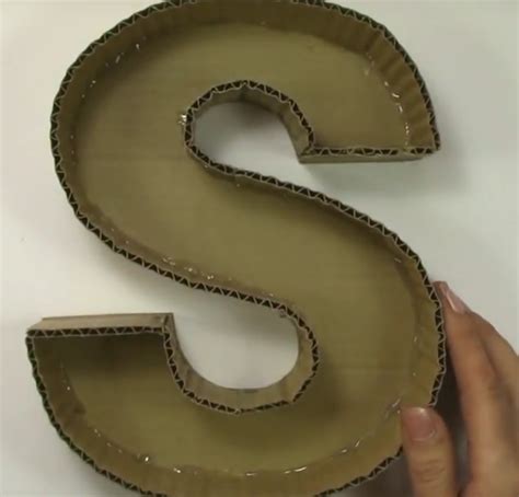 Letras en 3D hechas en cartón para decorar
