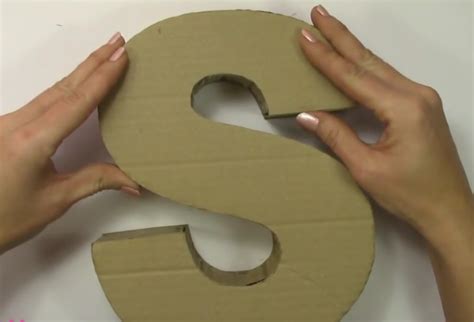 Letras en 3D hechas en cartón para decorar