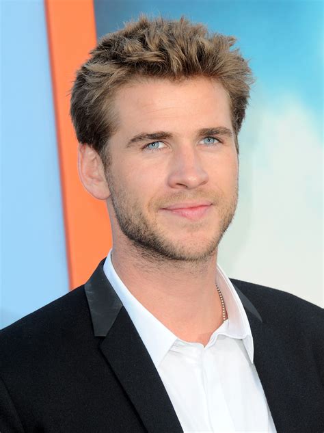 Liam Hemsworth Joins Instagram & Poses for His First Pic ...