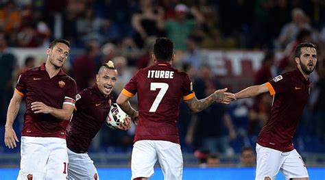 Liga italiana: Totti tira del carro de la Roma   MARCA.com