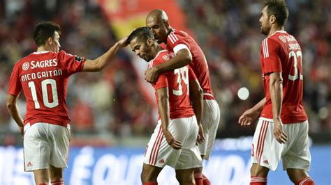 Liga Portuguesa: Ultras del Benfica invaden el campo de ...