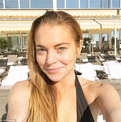 Lindsay Lohan goes back to her natural red locks in new ...