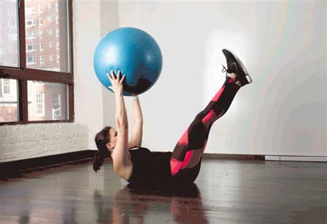 Los 10 mejores ejercicios de abdomen con balón suizo ...