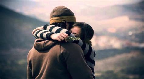 Los abrazos son el ritual de felicidad en la pareja