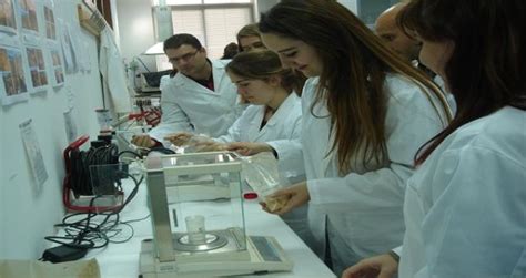 Los alumnos del IES Saavedra Fajardo en el laboratorio.