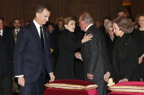 Los cuatro Reyes y Doña Elena acuden al funeral del ...