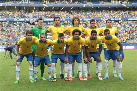 Los jugadores de Brasil posan antes del inicio del partido ...