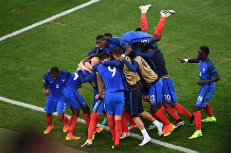 Los jugadores de francia celebran el gol de... | Marca.com