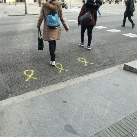 Los lazos amarillos inundan los pasos de peatones de Barcelona