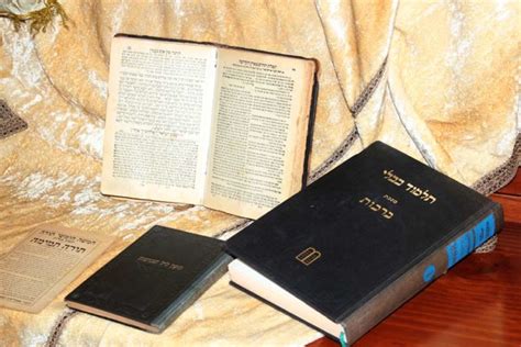 Los libros sagrados del judaísmo , presentes en la ...