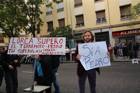 Los militantes del PSOE se agolpan en Ferraz   diariosur.es
