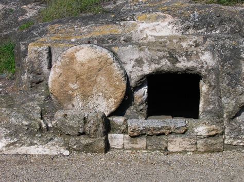 Los Misterios de la tumba de Jesus   YouTube