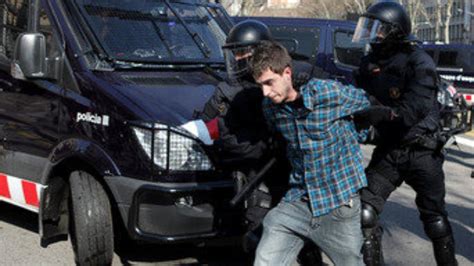 Los Mossos d Esquadra detienen a un manifestante