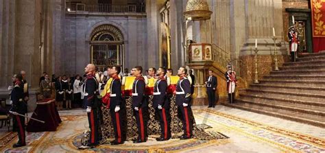 Los Reyes de España, en el funeral de Carlos de Borbón Dos ...
