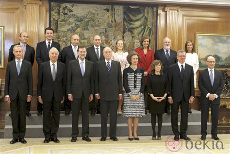 Los Reyes, Mariano Rajoy y sus 13 ministros en la Zarzuela ...