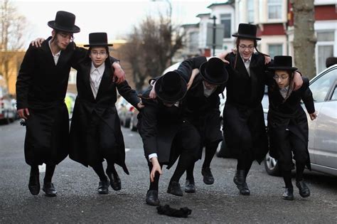 Los sombreros negros de ala ancha de los judíos ...