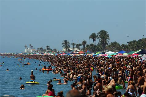 Los turistas extranjeros impulsan un verano récord en ...