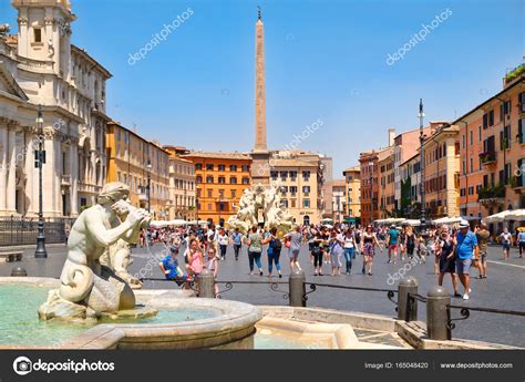 Los turistas y lugareños en la Piazza Navona en Roma ...