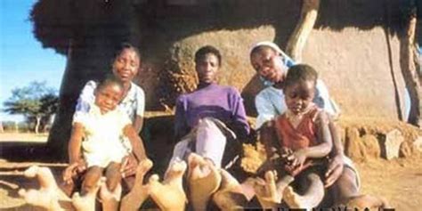 Los Vadoma: la tribu africana con pies de avestruz