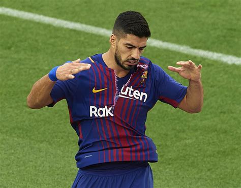 Luis Suarez shirt: Barcelona ace rips his own kit in ...