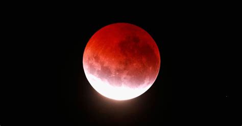 Lunar eclipse and supermoon combine to create  blood moon ...