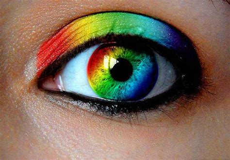 Maquillarse los ojos en arco iris
