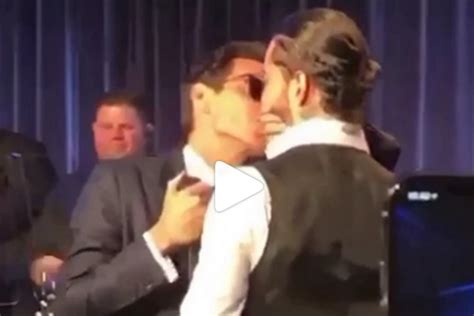 Marc Anthony y sus particulares besos a Maluma para ...