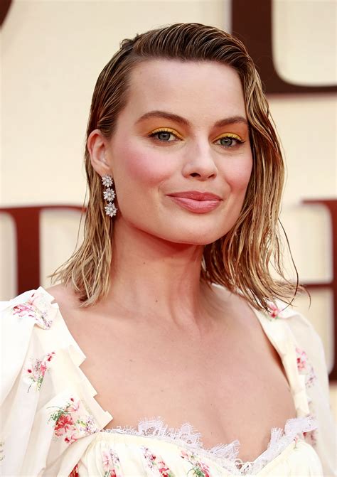 Margot Robbie delights her fans on the red carpet at I ...