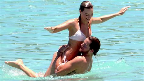 Margot Robbie y su novio muy cariñosos en la playa   Univision